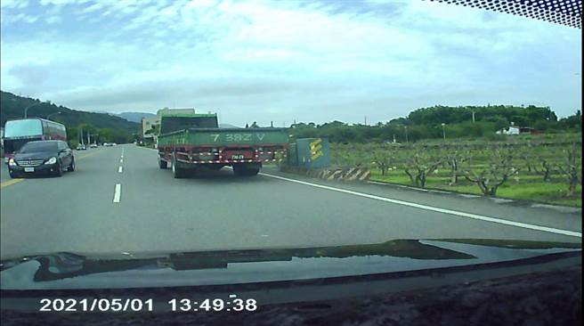 台东吴姓民眾表示，1日下午行驶在青海路上，发生左宾士、右货车夹击，险象环生让他1秒内经歷生死一瞬间。（民眾提供／蔡旻妤台东传真）