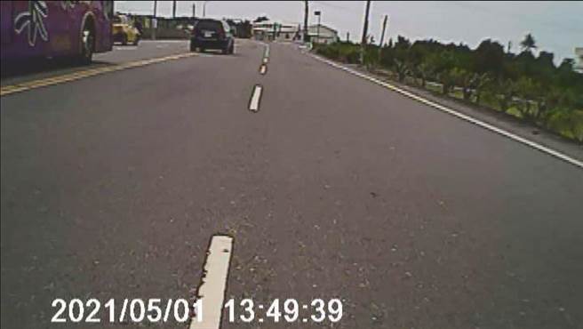 经重新检视后方行车纪录器画面，事发后宾士车驾驶毫无悔意，一路继续逆向行驶。（民眾提供／蔡旻妤台东传真）