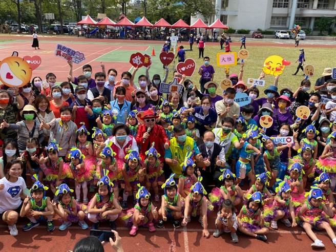 台市家庭教育中心为增进亲子情感及互动，2日于大里区崇光国小办理台中市2021亲子动滋嘉年华-「犇」向幸福˙让爱动起来活动。（台中市政府提供）