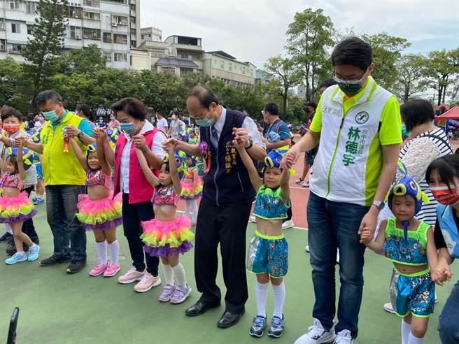 杨振升透过有趣的活动体验，让亲子协力合作，并象徵着一起让爱传出去。（台中市政府提供）