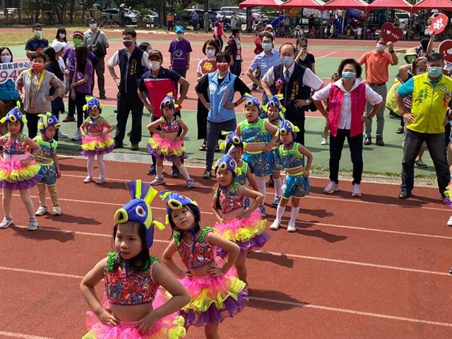 崇光国小附设幼儿园小朋友们打扮成可爱的鱼儿装扮，让现场气氛热闹活泼。（台中市政府提供）