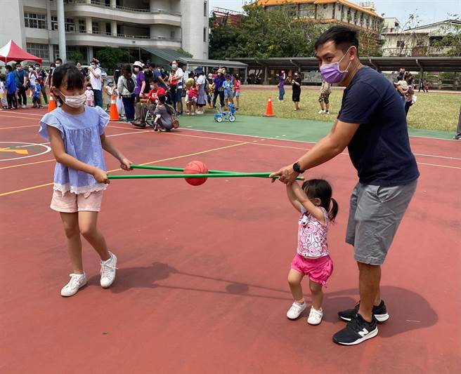 亲子一起从活动中启发情绪觉察，增进情感交流及互动，并透过活动了解健全体魄的重要。（台中市政府提供）