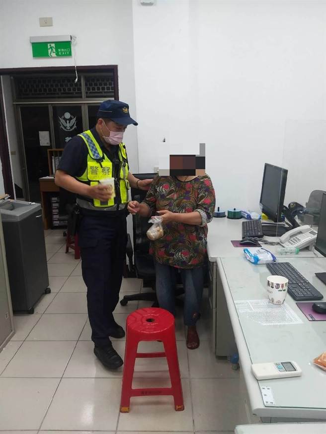 芦竹分局暖警协助老太太返家。（姜霏摄）