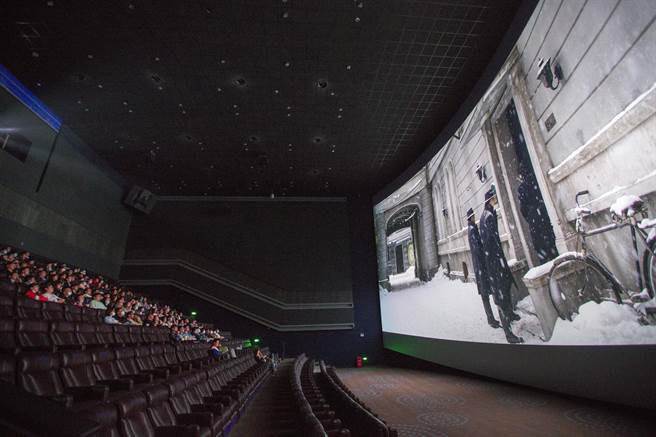 山西太原，民眾在影院观看电影。2021年电影“五一檔”有多部影片上映，吸引民眾前往影院观影。（中新社）