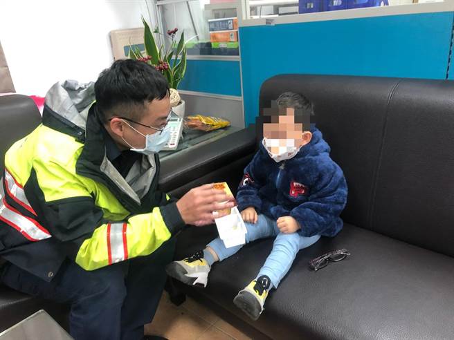 老婦牽著男童發生交通意外，暖警協助安撫男童。（姜霏翻攝）
