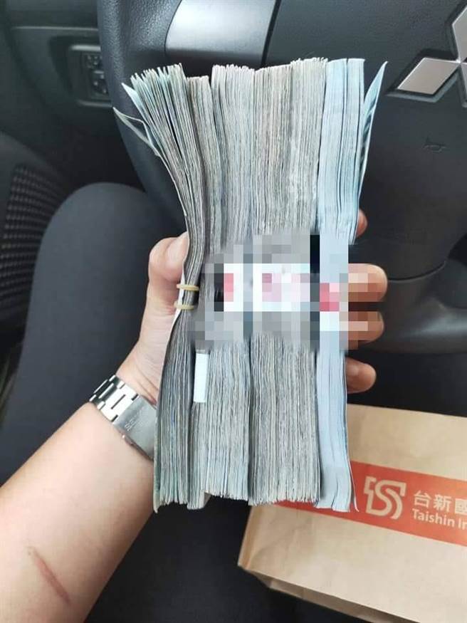 吴姓女子于2019年10月中担任一家科技公司的外务助理，未料，却被该公司利用当人头帐户，甚至沦为车手。图为公司会计要求她领出50万元，到都会公园捷运站交给一名不详女子。（翻摄照片／林瑞益高雄传真）