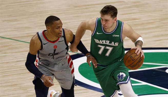 独行侠后卫东契奇(右)2日拿大三元，巫师后卫韦斯布鲁克则拿准大三元。(美联社)