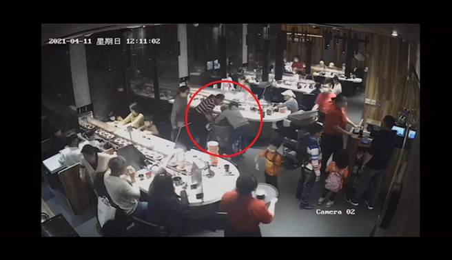 老妇用餐异物哽喉，休假护理师协助救回。（翻摄影片）