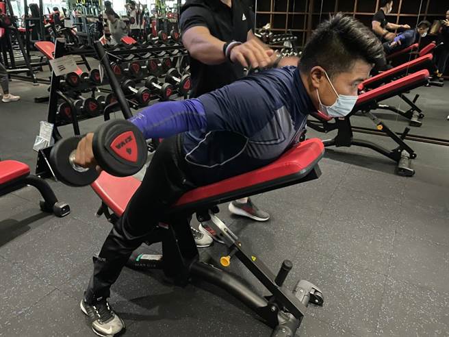 顏宽恒在脸书PO出健身照片，喊话「型男宽恒积极制造中」。（图／摘自顏宽恒脸书）