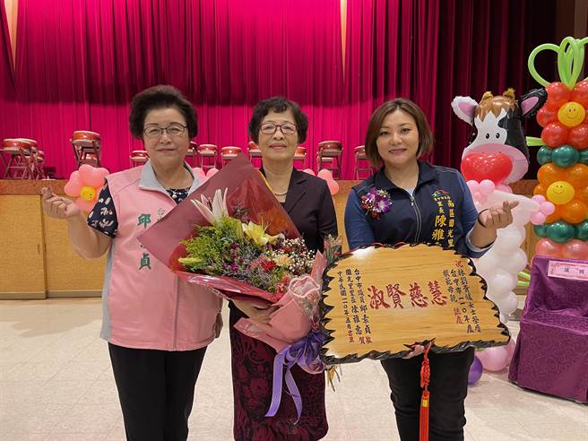 78岁林刘贵媛（中）获选模范母亲代表，市议员邱素贞（左1）与国光里长陈雅惠（右1）合赠「慧慈贤淑」木匾致意。（市议员邱素贞提供／陈淑芬台中传真）