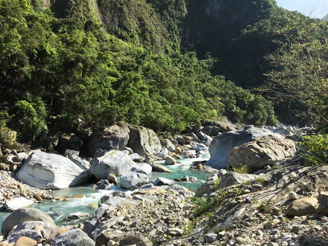 位在太鲁阁国家公园内的砂卡礑步道延砂卡礑溪而行，从入口到尽头三间屋全长4.1公里。（罗亦晽摄）