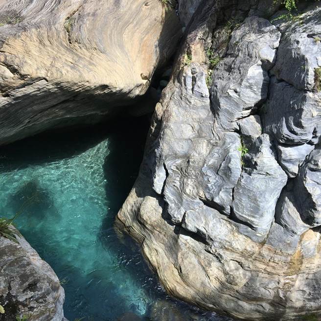 砂卡礑步道途中伴随峻秀峡谷，清澈溪水、蓊郁森林，及像千层蛋糕般层层分明的岩石「褶皱」。（罗亦晽摄）