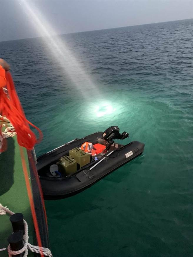大陸福建周姓男子乘坐橡皮艇偷渡來台，被岸上工人發現報警。（讀者林老爺提供／王文吉台中傳真）