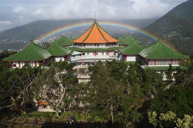 文化大学稍早证实，校内有一名学生曾在诺富特饭店打工，校方已紧急召开会议，掌握该生的足迹、接触者，并进行消毒。（图／文化大学提供）