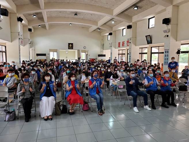 国民党台中市党部及台中市民眾服务社，于2日母亲节前夕，举办颁发109学年度第二学期奖助学金。(国民党台中市党部提供)