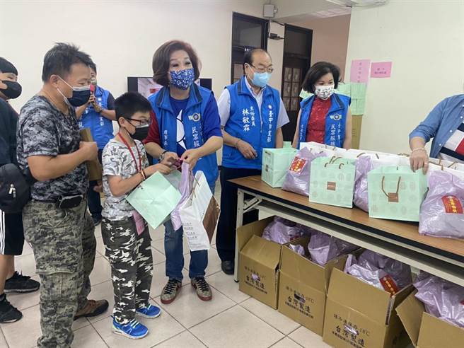 郭元瑾在母亲节前夕，特别致送每位受奖同学的父母亲拌手礼。(国民党台中市党部提供)
