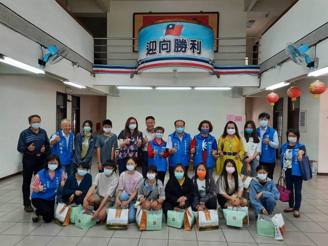 爱与关怀庆祝母亲节，国民党中市党部颁发奖助学金。(国民党台中市党部提供)