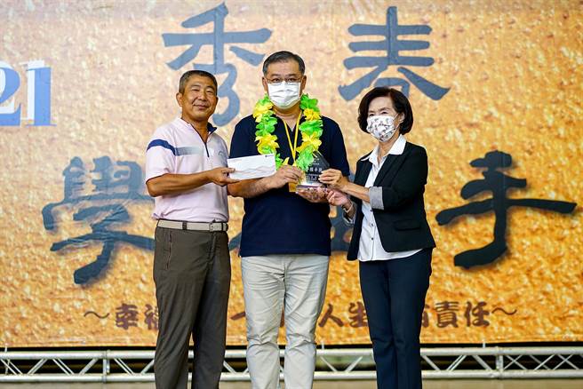 宜兰县古亭国小教师林信隆（中）等85人获得「文学推手奖」，宜兰县长林姿妙（右）、秀春教育基金会创办人吴岳（左）颁赠奖金与奖座表扬。（李忠一摄）