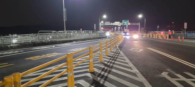关渡大桥近日于淡水、八里两端加装双白线实体分隔，新措施上路引发热议，有人认为架设实体分隔造成汽、机车抢道，也有人认为更安全（交通部提供／戴上容新北传真）