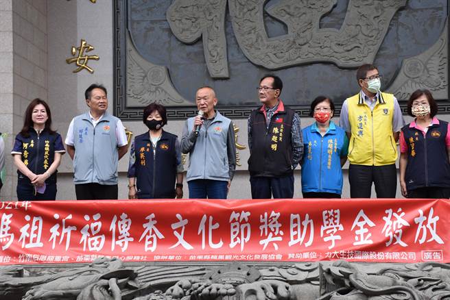 苗栗县长徐耀昌2日上午参加竹南龙凤宫发放奖学金活动。（谢明俊摄）