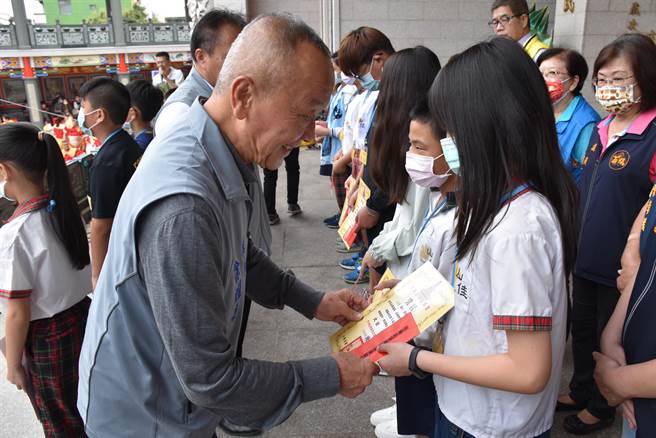 苗栗县长徐耀昌颁发奖学金给山佳国小同学。（谢明俊摄）