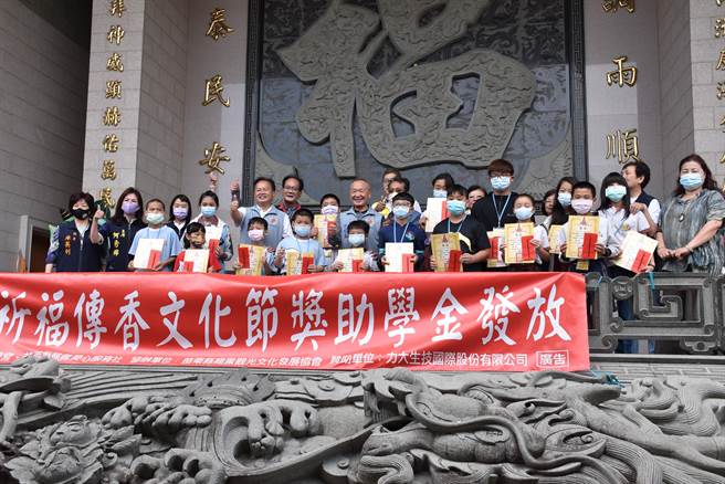 苗栗县长徐耀昌2日上午参加竹南龙凤宫发放奖学金活动。（谢明俊摄）