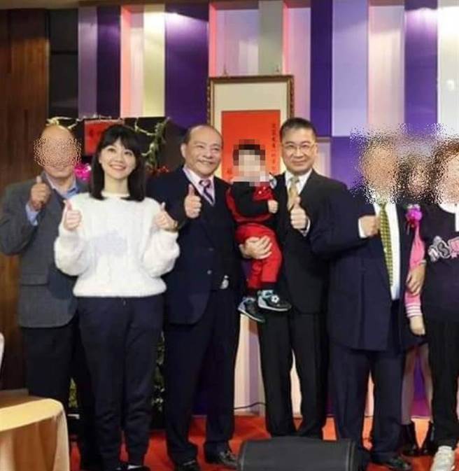 内政部部长徐国勇参加寿宴，与前民进党台北市党部评委赵映光大合照，手上还抱着赵映光的孙子，也是赵介佑的儿子。（翻摄自脸书）