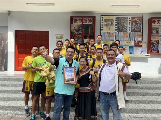 南投爱心幼儿园校方发起2日发起「逗阵挺原乡、相揪看电影」活动，由校方提供免费电影票，让校内孩子以及水里国中篮球队一起至南投戏院看原乡电影。（南投爱心幼儿园提供／冯惠宜台中传真）