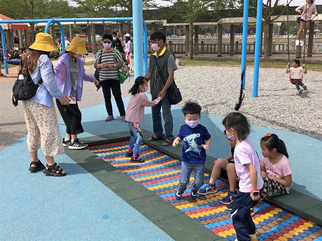 莒光共融公园今天正式启用，新颖完善设施吸引乡亲扶老携幼来到。（李金生摄）