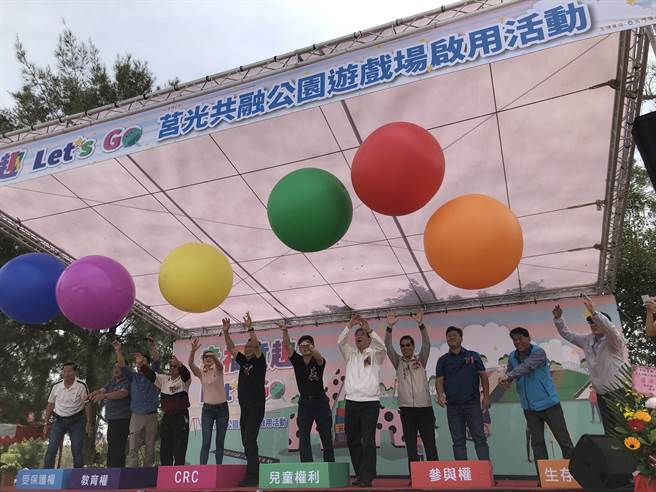 杨镇浯县长（左六）等人推出大彩球，期待全岛首座共融公园带来缤纷热闹。（李金生摄）