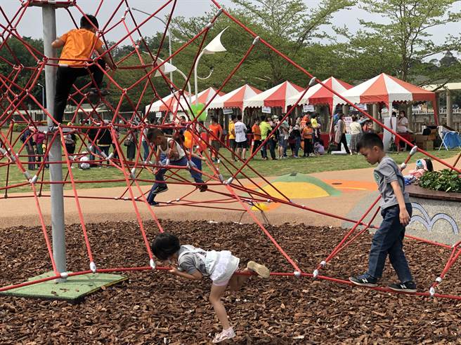 10余种游具设施让小朋友玩得好开心。（李金生摄）