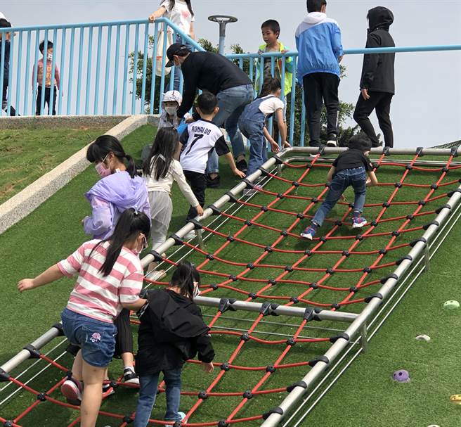 攀爬网可以训练小朋友的协调力和肌耐力。（李金生摄）