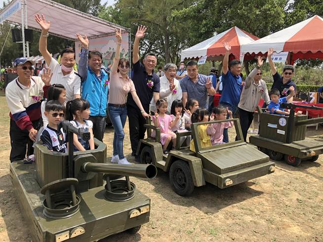 杨镇浯县长（中）等人推动木战车，展现一个世代的「童心」。（李金生摄）
