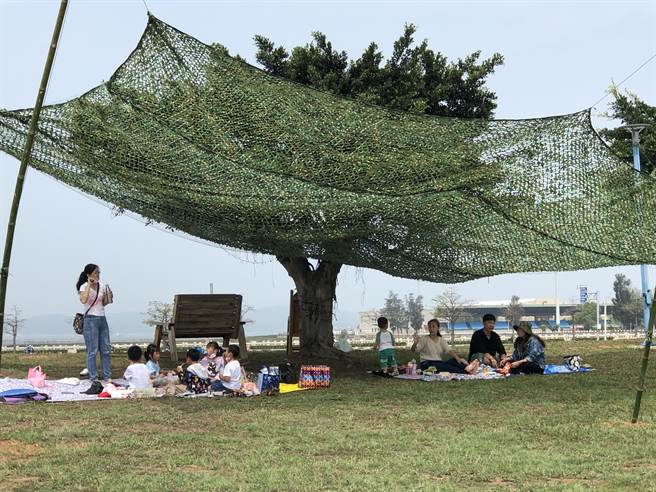 绿色大偽装网让莒光共融公园也有一些「战地」风情。（李金生摄）