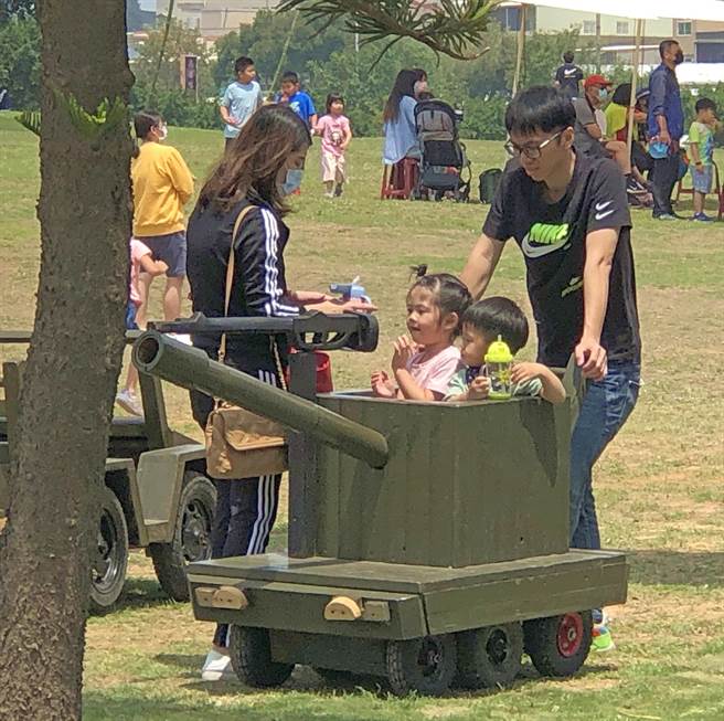 一家人徜徉在莒光公园，共度优閒的美好时光。（李金生摄）