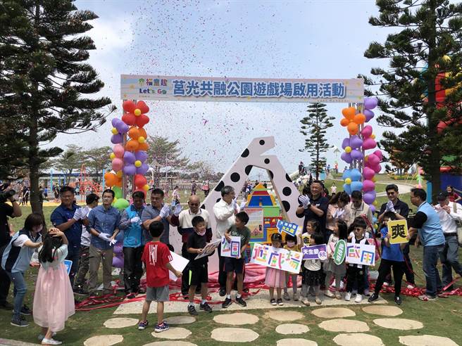 入口处打造2只各高3.2公尺的长颈鹿，为大绿地公园再增添一些童趣，也勾起4、5、6年级生许多的共同回忆。（李金生摄）