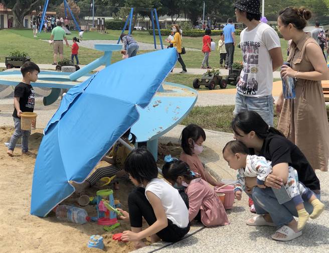 杨镇浯县长宣布未来大、小金门5乡镇均会有1座共融式或亲子公园，全力打造下一代健康、安全的合宜成长环境。（李金生摄）
