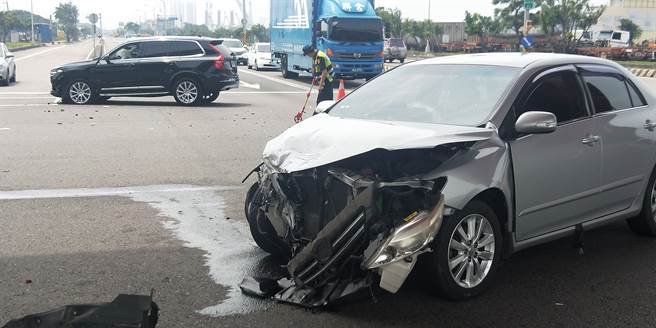 台中市議會副議長顏莉敏座車2日中午遭一輛左轉銀色轎車攔腰撞上，包括議長、隨扈及駕駛在內共計三人均送醫檢查，所幸生命並無大礙。（民眾提供）
