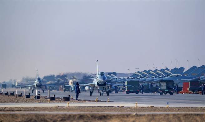 《華盛頓郵報》1日刊出社論指出，北京在台海、南海動作頻頻，目的不只是測試拜登新政府，更是要進一步建立在東亞的主導地位，迫使台灣投降，而美國的各種作法都難以扭轉大陸的軍事升級行動。圖為解放軍殲-10c戰機。（資料照／新華社）