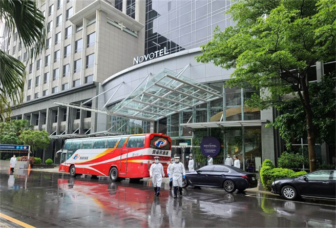 指挥中心表示确诊饭店主管案1120，病毒序列与另5名确诊者相同，5人中有4人是机师，其中3人发病前住过诺富特饭店，且发病日相近，研判当中有传播链存在。（图／记者陈麒全摄影）