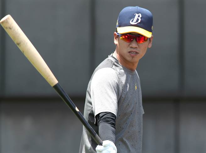 中信兄弟王威晨担心疫苗副作用，倾向不打。（郑任南摄）