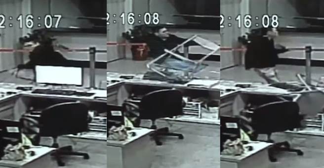 台北市政府警察局2日公布遭所长删除的96秒关键影片，其中事件爆发初期，警方声称被黑衣人「推倒」的电脑，今透过影片证实，是黑衣人举椅砸毁。（翻摄中时新闻网直播）