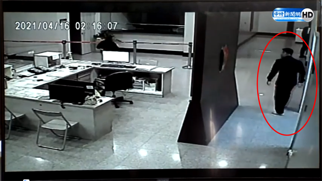 台北市政府警察局2日公布遭删除的关键96秒影片，右下角红圈处可见原正在休息的中崙派出所副所长顏森敏穿着拖鞋慌张步出。（翻摄中时新闻网直播）