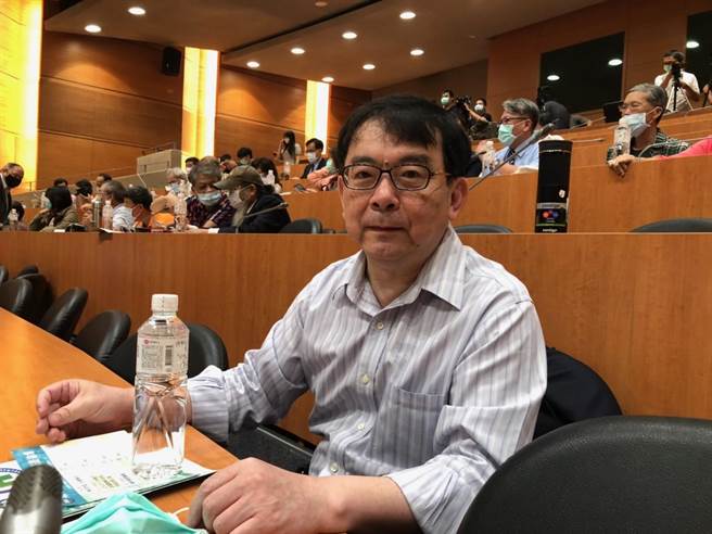 台灣感染症醫學會名譽理事長，台大兒童醫院院長黃立民表示，現階段台灣屬於社區感染，除了旅館，疫情還未越出家庭，可以說是還沒完全進入社區傳播。最近這2周內，尤其是北部地區，一定要認真做篩檢，只要發現民眾有呼吸道症狀、發燒、全身不舒服，醫院就應該安排採檢。（林周義攝）