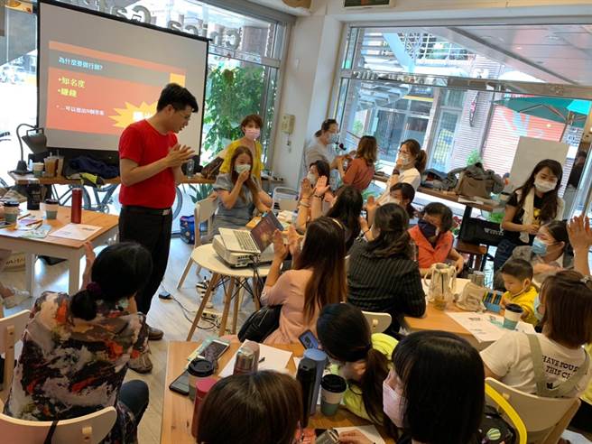新住民產業鏈工作坊講師，傳授電商行銷技巧。（台中市政府提供）