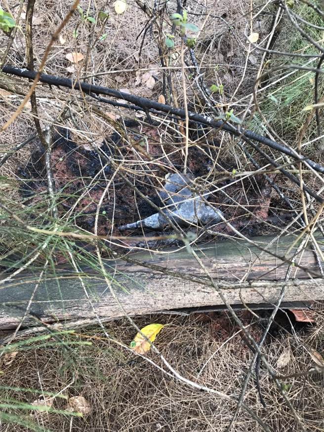 金门金寧乡盘果路和桃园路的交叉路口今天下午突发无名火，并传出剧烈爆炸声，最后证实是81公厘黄磷未爆弹残体自燃引起。（金门县消防局提供）。