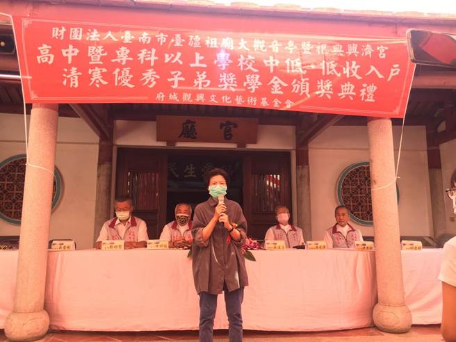 吳姓清華研究所碩士生6度獲獎，家人代表前來大觀音亭領獎。（程炳璋攝）