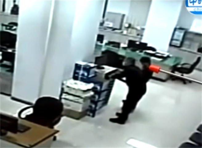 4月16日凌晨2时黑衣人衝警局闹事，当日晚间7时中崙派出所所长许书桓（蹲下者）即将所内的监视器影像删除，身旁还站着一位傅姓巡佐。（翻摄中时新闻网直播）