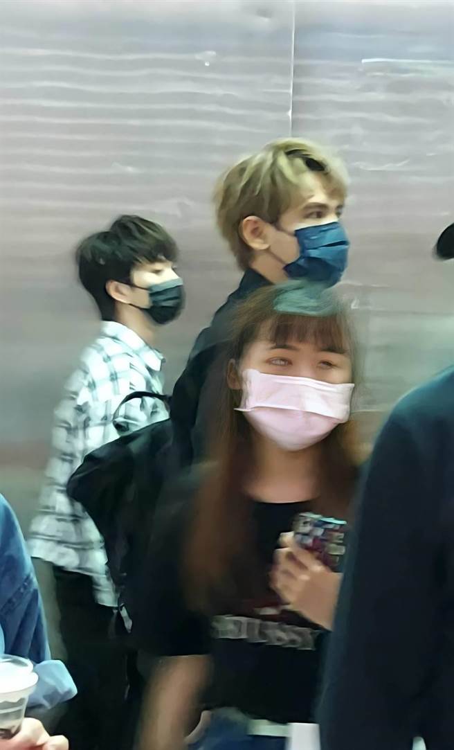 邱锋泽（左）和陈零九进电梯准备录影。（孙伊萱摄）