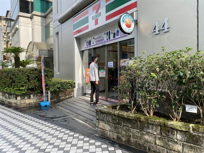 711京復门市下午也扩大消毒暂停营业紧闭大门，不少民眾还不知情，仍想走入店内消费。（游念育摄）